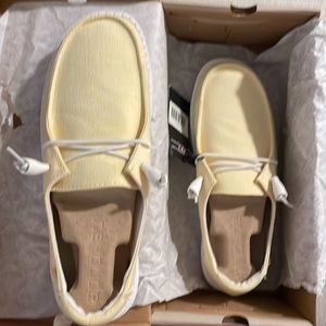 Hey Dude Wendy size 8 Linen Sunshine (soft yellow) never worn